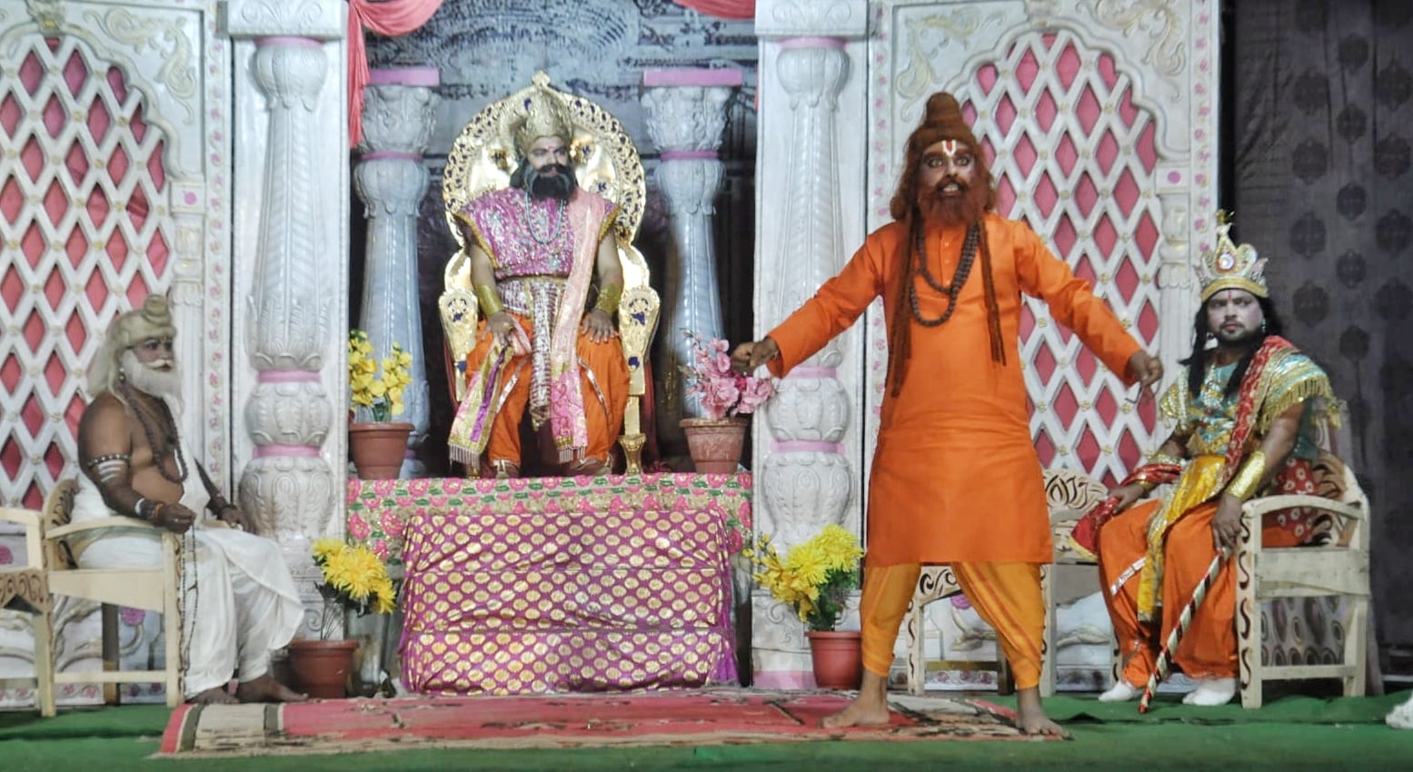 रामलीला का मंचन करते कलाकार। रामलीला का मंचन करते कलाकार।