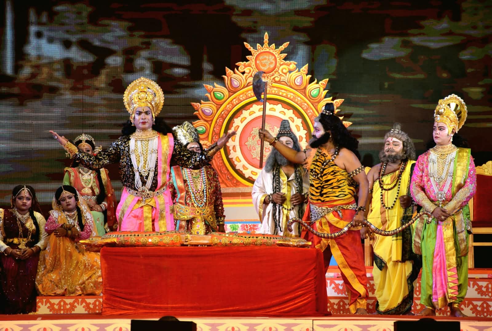 रामलीला का मंचन करते कलाकार। रामलीला का मंचन करते कलाकार।