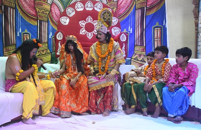 रामलीला का मंचन करते कलाकार। रामलीला का मंचन करते कलाकार।