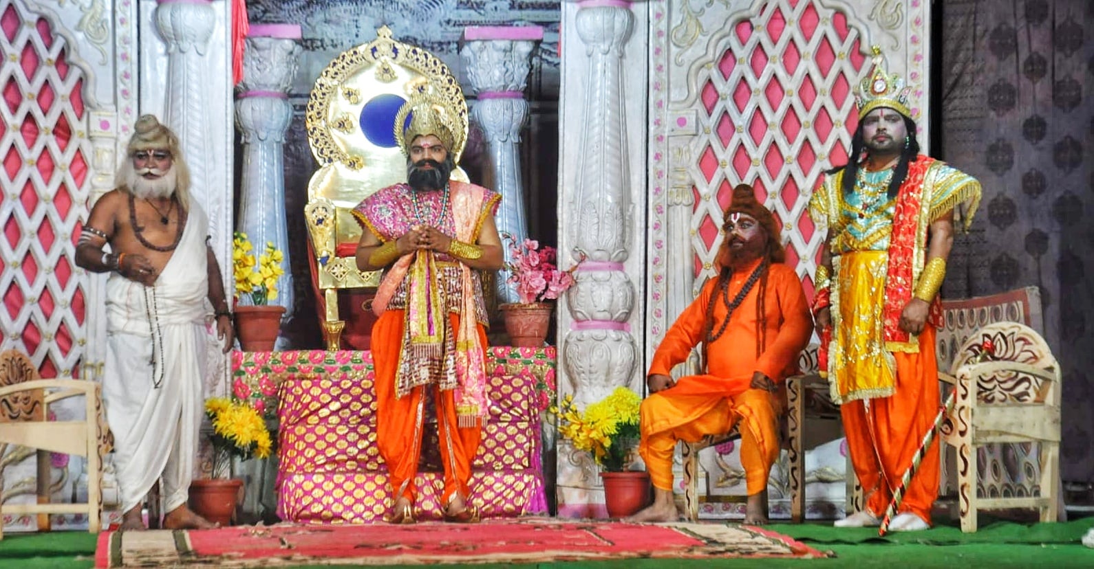 रामलीला का मंचन करते कलाकार। रामलीला का मंचन करते कलाकार।