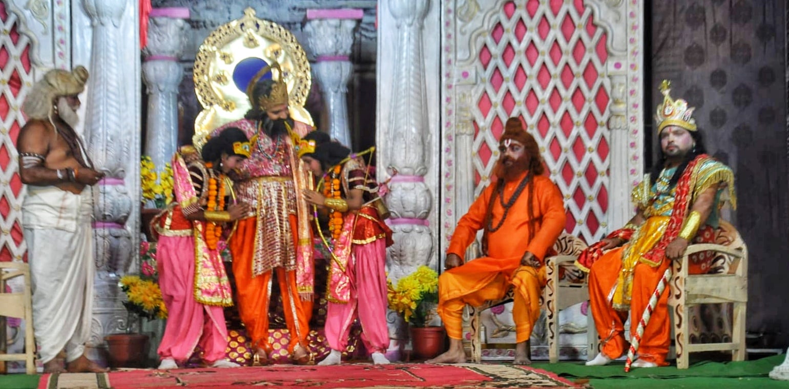 रामलीला का मंचन करते कलाकार। रामलीला का मंचन करते कलाकार।