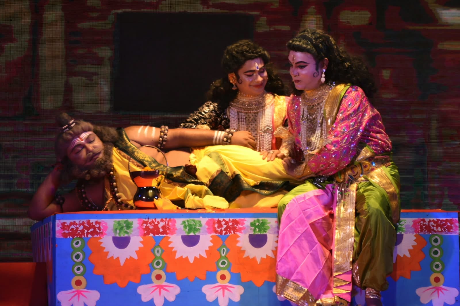 रामलीला का मंचन करते कलाकार। रामलीला का मंचन करते कलाकार।