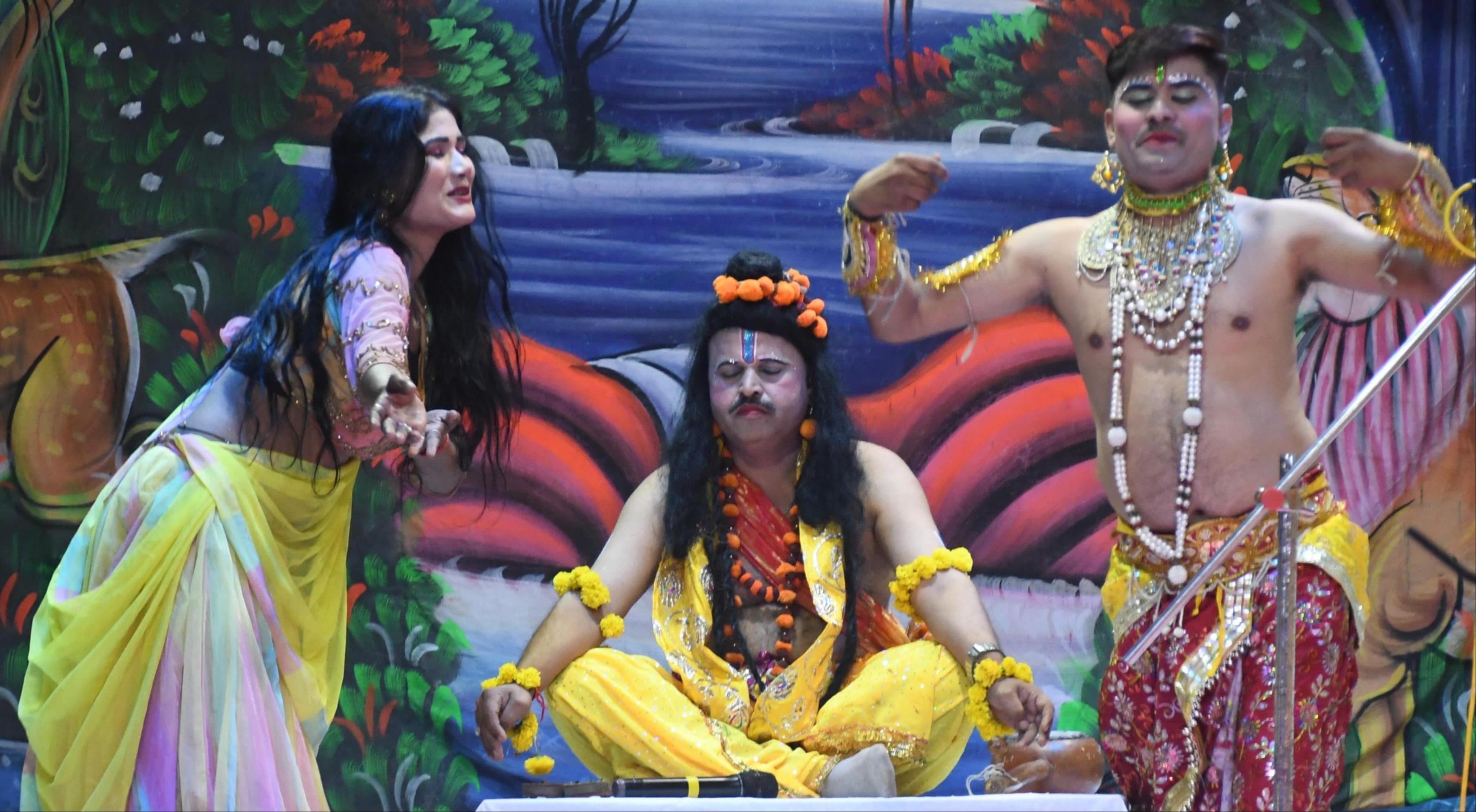 रामलीला का मंचन करते कलाकार। रामलीला का मंचन करते कलाकार।
