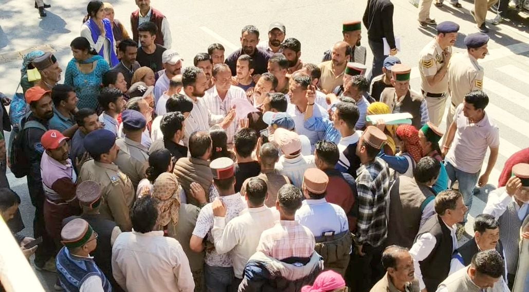 रामपुर में एनएच पांच पर बैठकर रोष जताते नोग वैली के ग्रामीण। संवाद रामपुर में एनएच पांच पर बैठकर रोष जताते नोग वैली के ग्रामीण। संवाद
