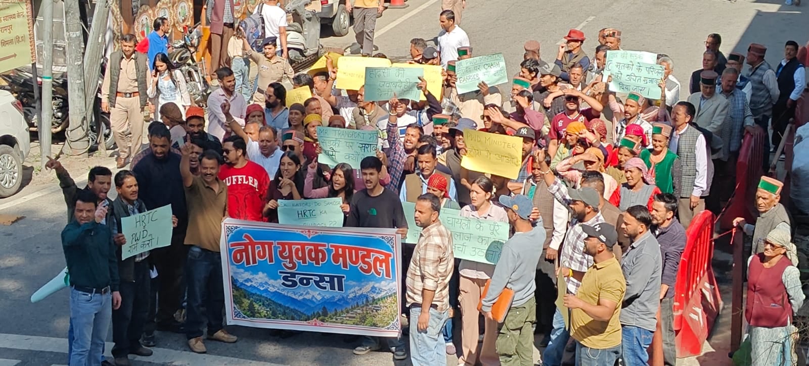 रामपुर में एनएच पांच पर बैठकर रोष जताते नोग वैली के ग्रामीण। संवाद रामपुर में एनएच पांच पर बैठकर रोष जताते नोग वैली के ग्रामीण। संवाद