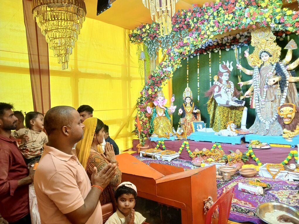 रानी बाजार के पंडाल में दर्शन करते श्रद्धालु। करनैलगंज में सजा मां वैष्णो देवी का दरबार और पंजा रानी बाजार के पंडाल में दर्शन करते श्रद्धालु। करनैलगंज में सजा मां वैष्णो देवी का दरबार और पंजा