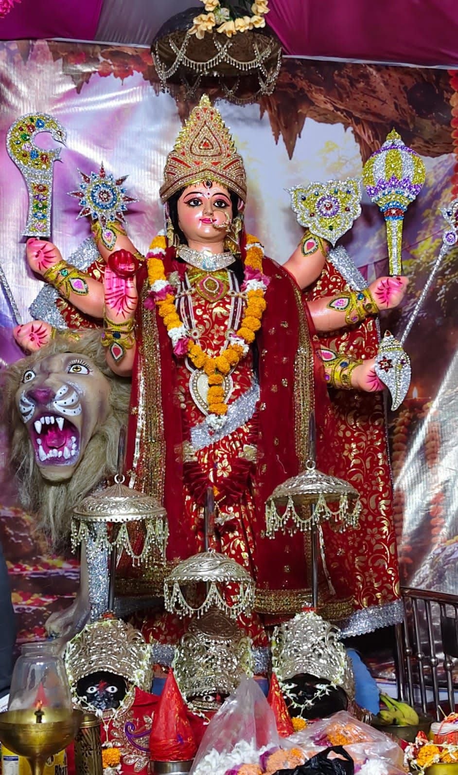 रानी बाजार के पंडाल में दर्शन करते श्रद्धालु। करनैलगंज में सजा मां वैष्णो देवी का दरबार और पंजा रानी बाजार के पंडाल में दर्शन करते श्रद्धालु। करनैलगंज में सजा मां वैष्णो देवी का दरबार और पंजा