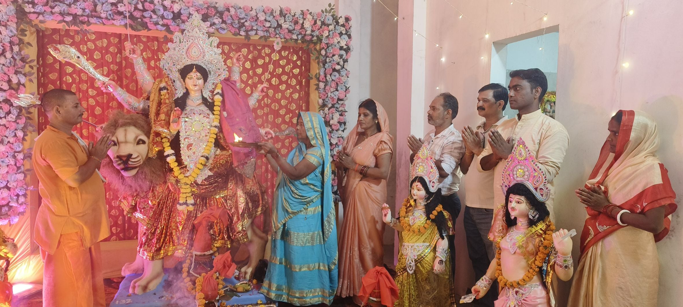 रायबरेली में खोया मंडी स्थित दुर्गा पूजा में माता रानी की आरती करते भक्त। रायबरेली में खोया मंडी स्थित दुर्गा पूजा में माता रानी की आरती करते भक्त।