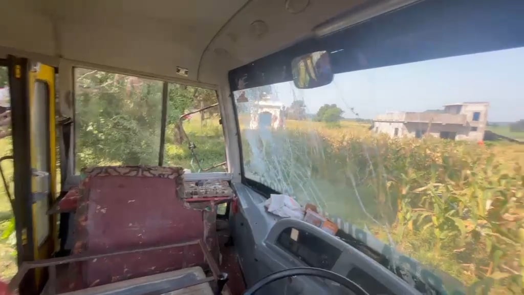 स्कूल बस पेड़ से टकराई, शीशे तोड़कर बच्चों को निकाला
