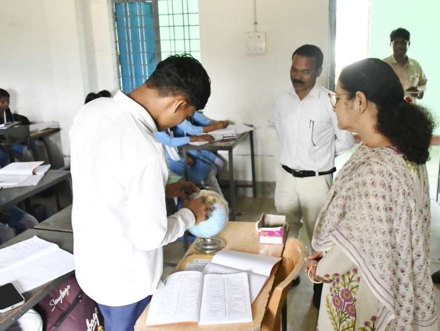 स्कूल में औचक निरीक्षण करते बलरामपुर कलेक्टर