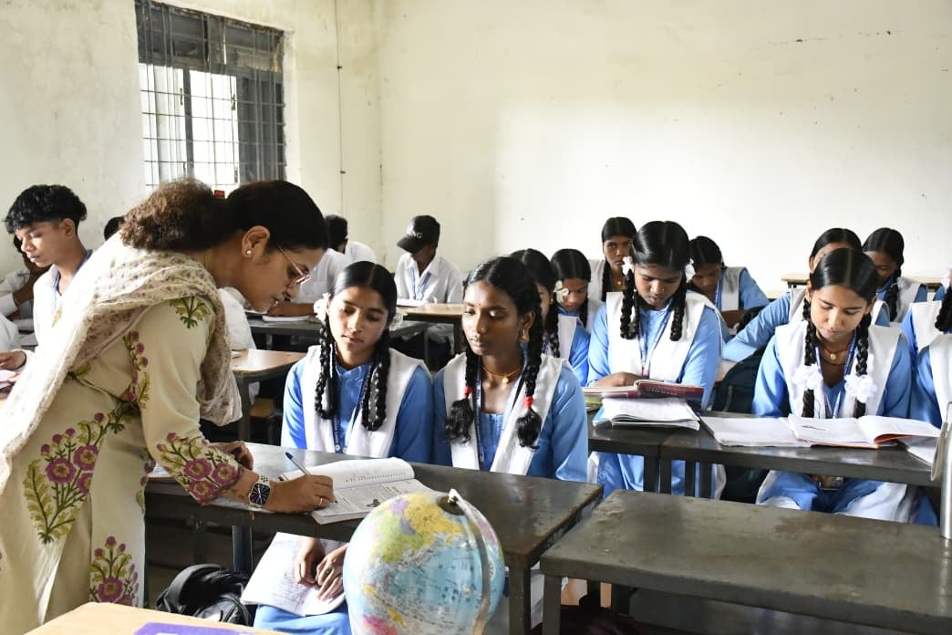 स्कूल में औचक निरीक्षण करते बलरामपुर कलेक्टर