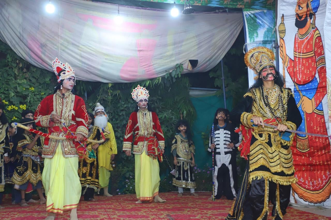 सोनिया चौक पर स्थित स्वर्ण कला रामलीला में तड़का वध का मंचन किया गया। फोटो स्वयं सोनिया चौक पर स्थित स्वर्ण कला रामलीला में तड़का वध का मंचन किया गया। फोटो स्वयं