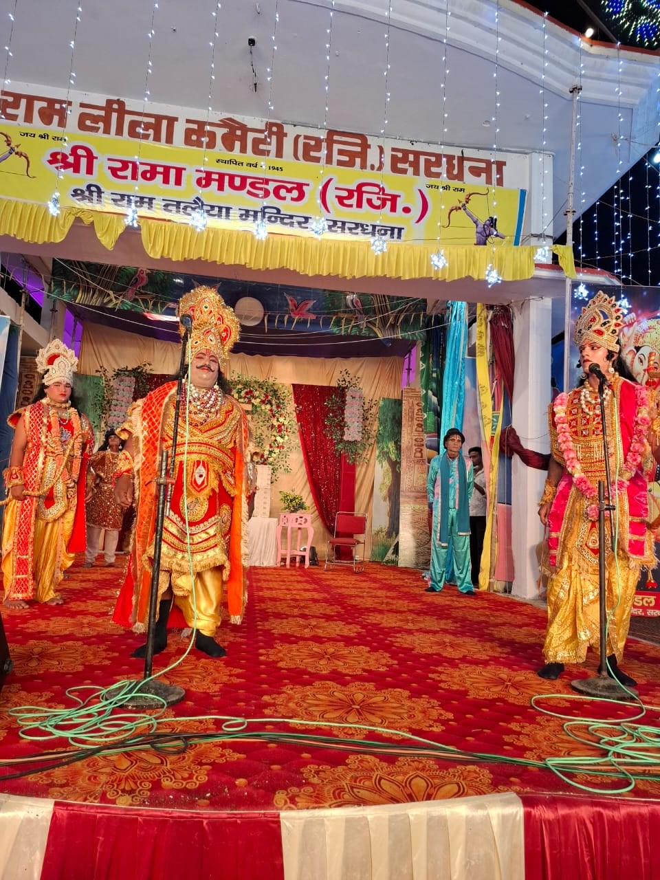 सरधना में श्रीराम चरित्र प्रदर्शन उत्सव के दौरान चित्रकूट में भरत-राम मिलाप और सीता हरण की लीला सरधना में श्रीराम चरित्र प्रदर्शन उत्सव के दौरान चित्रकूट में भरत-राम मिलाप और सीता हरण की लीला
