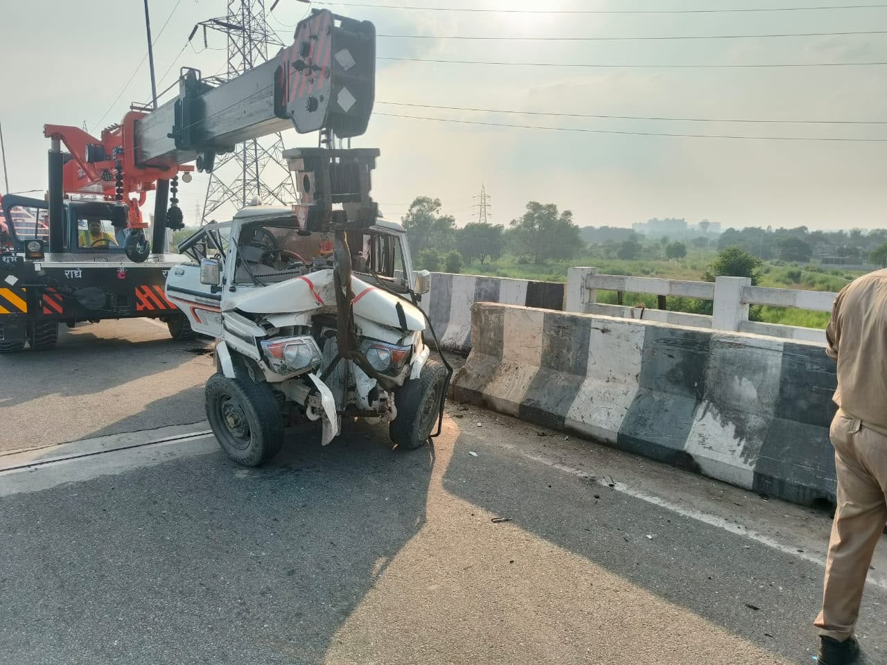 सुशांत गोल्फ सिटी इलाके में किसान पथ पर डिवाइडर से टकराने के बाद क्षतिग्रस्त बोलेरो को क्रेन से