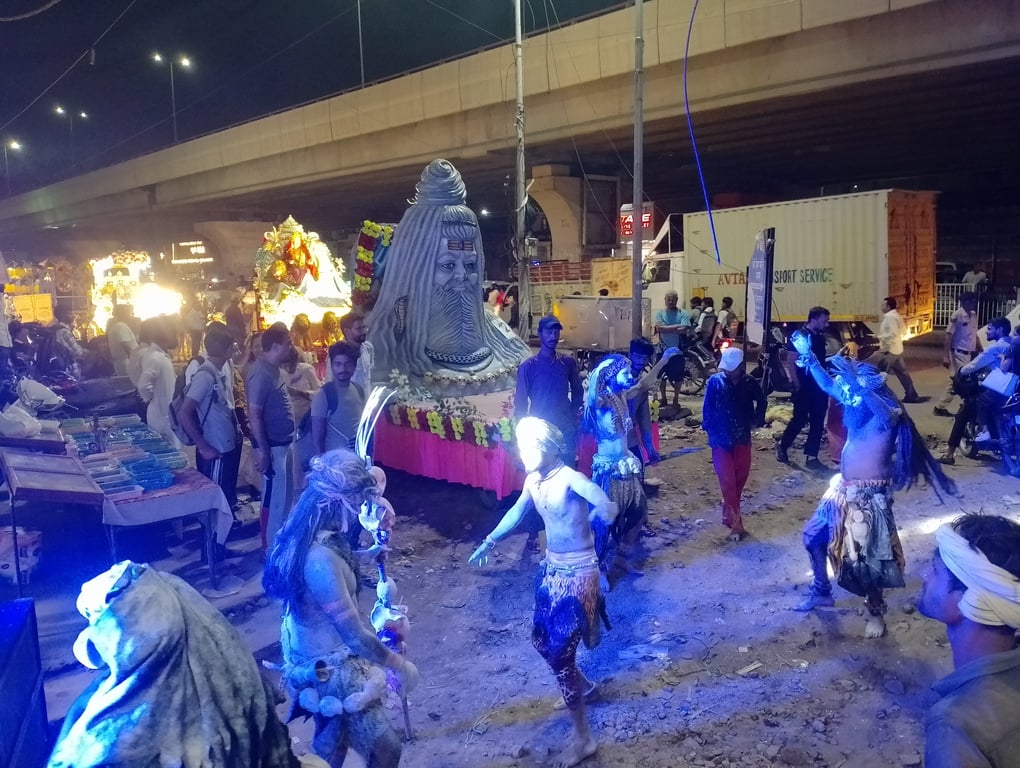 शोभायात्रा में रथ पर सवार लक्ष्मण, भारत और शत्रुघन। संवाद