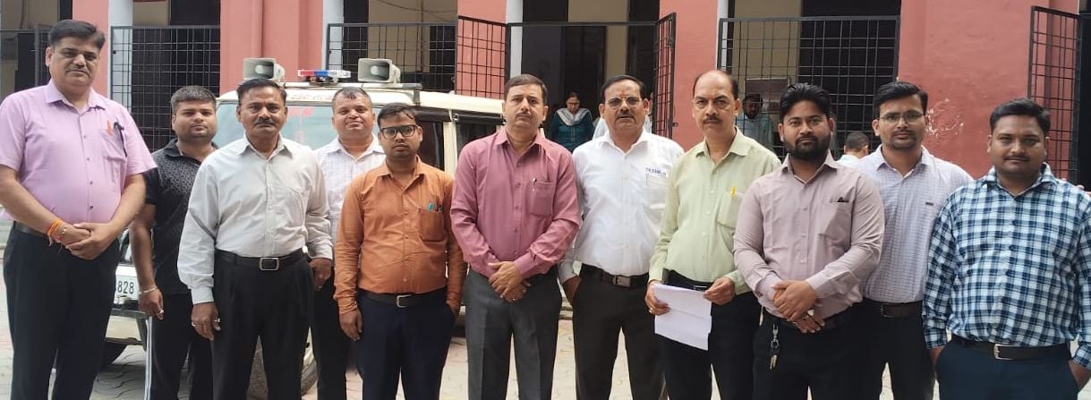 शाहजहांपुर में पुराने जिला अस्पताल में सीएमओ कार्यालय के सामने सांकेतिक विरोध जताते आयुर्वेदिक शाहजहांपुर में पुराने जिला अस्पताल में सीएमओ कार्यालय के सामने सांकेतिक विरोध जताते आयुर्वेदिक