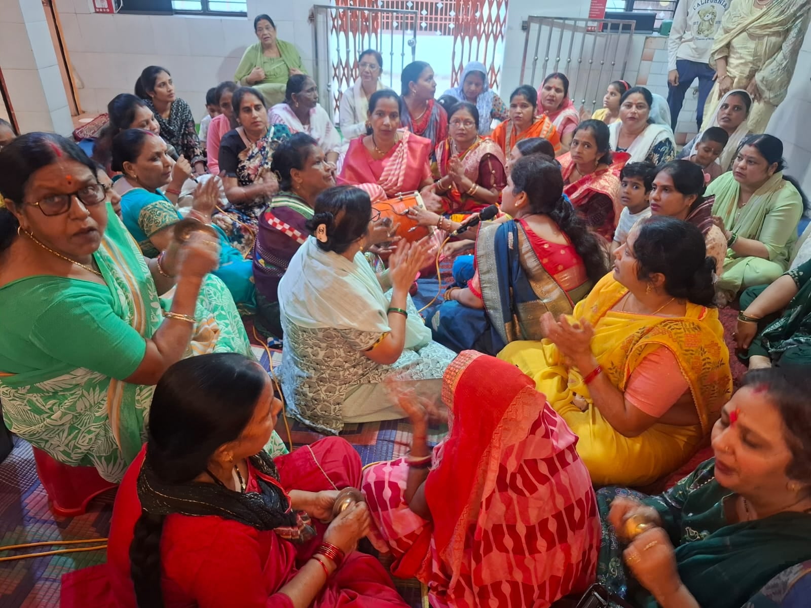 शहर के यशवंतरी देवी मंदिर में देवी मां की पूजा-अर्चना करते भक्तगण। संवाद