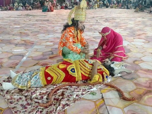 श्री सनातन धर्म सभा मॉडल टाउन में रामलीला का मंचन करते कलाकार। स्रोत : संस्था