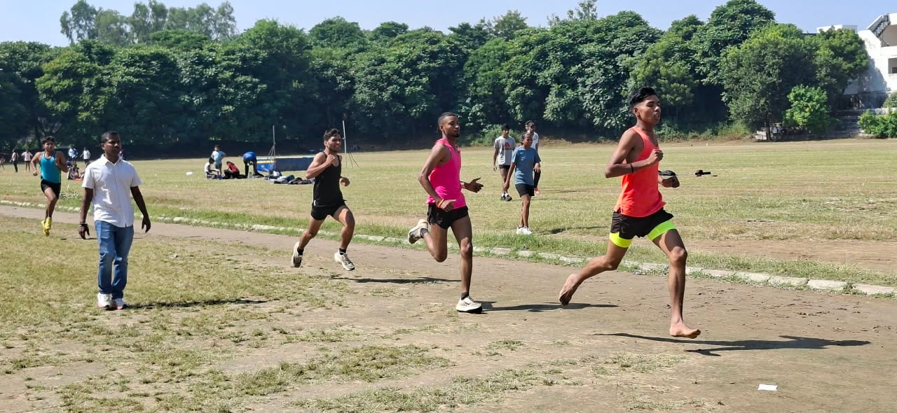 तेजली खेल परिसर में प्रतियोगिता के दौरान दौड़ लगाते खिलाड़ी। संवाद तेजली खेल परिसर में प्रतियोगिता के दौरान दौड़ लगाते खिलाड़ी। संवाद