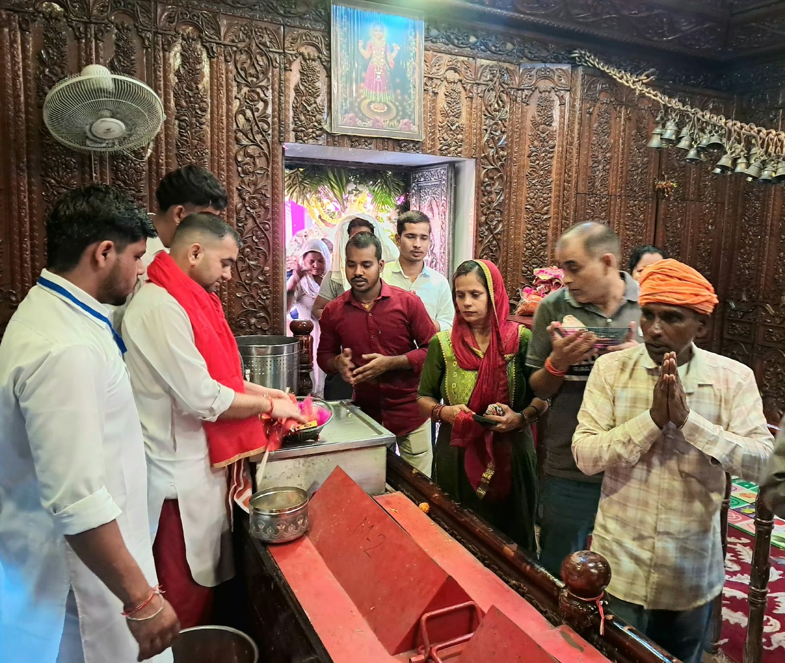 त्रिलोकपुर नवरात्रि मेले के तीसरे दिन कतारबद्ध व माथा टेकते श्रद्धालु। संवाद त्रिलोकपुर नवरात्रि मेले के तीसरे दिन कतारबद्ध व माथा टेकते श्रद्धालु। संवाद