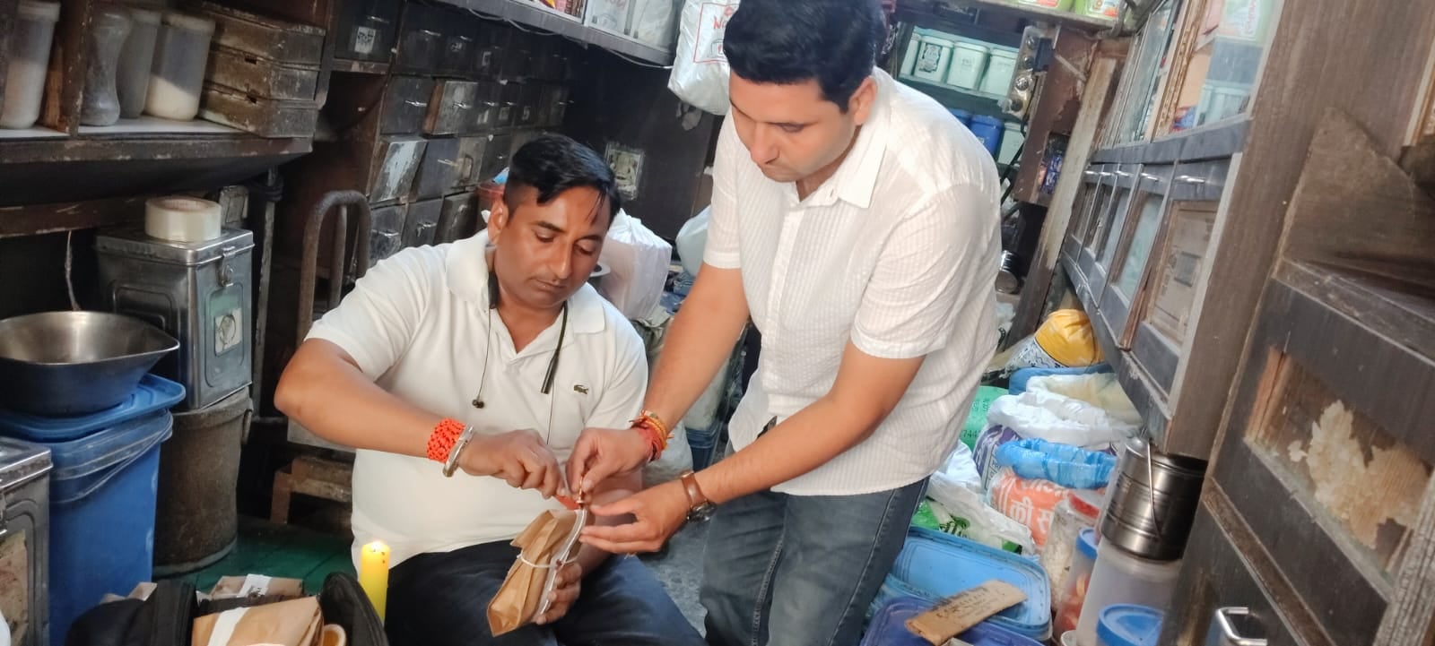 दुकान में पैकिंग के लिए रखा कुट्टू का आटा। संवाद दुकान में पैकिंग के लिए रखा कुट्टू का आटा। संवाद