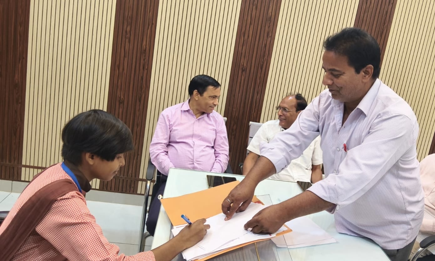 थाना प्रभारी बनी छात्रा रिया। (मवाना)