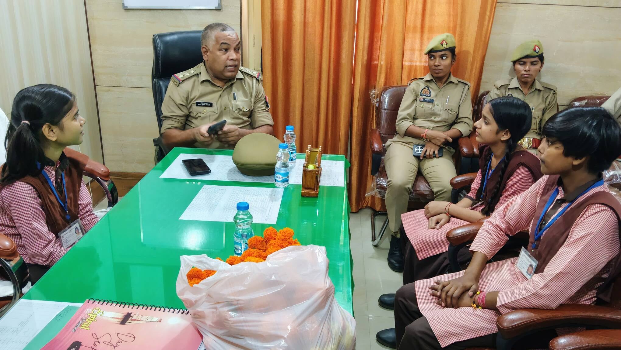 थाना प्रभारी बनी छात्रा रिया। (मवाना)