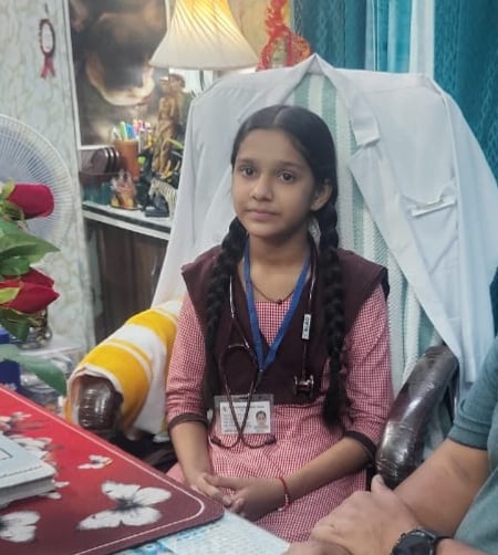थाना प्रभारी बनी छात्रा रिया। (मवाना)