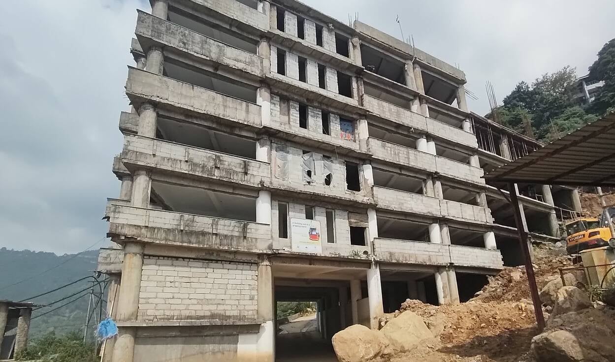 धर्मशाला के बस स्टैंड के साथ निर्माणाधीन बहुमंजिला पार्किंग। अमर उजाला धर्मशाला के बस स्टैंड के साथ निर्माणाधीन बहुमंजिला पार्किंग। अमर उजाला