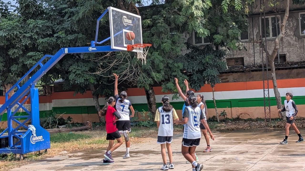 वॉलीबाल के ट्रायल देते हुए खिलाड़ी। वॉलीबाल के ट्रायल देते हुए खिलाड़ी।