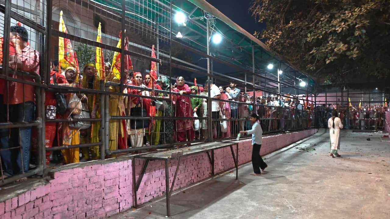 13jjrp04- बेरी के माता भीमेश्वरी देवी मंदिर में दर्शन के लिए उमड़ी भीड़। संवाद 13jjrp04- बेरी के माता भीमेश्वरी देवी मंदिर में दर्शन के लिए उमड़ी भीड़। संवाद