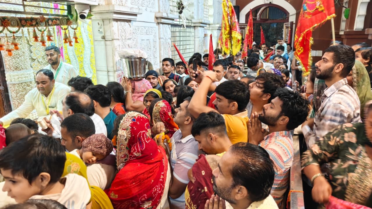 13jjrp04- बेरी के माता भीमेश्वरी देवी मंदिर में दर्शन के लिए उमड़ी भीड़। संवाद 13jjrp04- बेरी के माता भीमेश्वरी देवी मंदिर में दर्शन के लिए उमड़ी भीड़। संवाद
