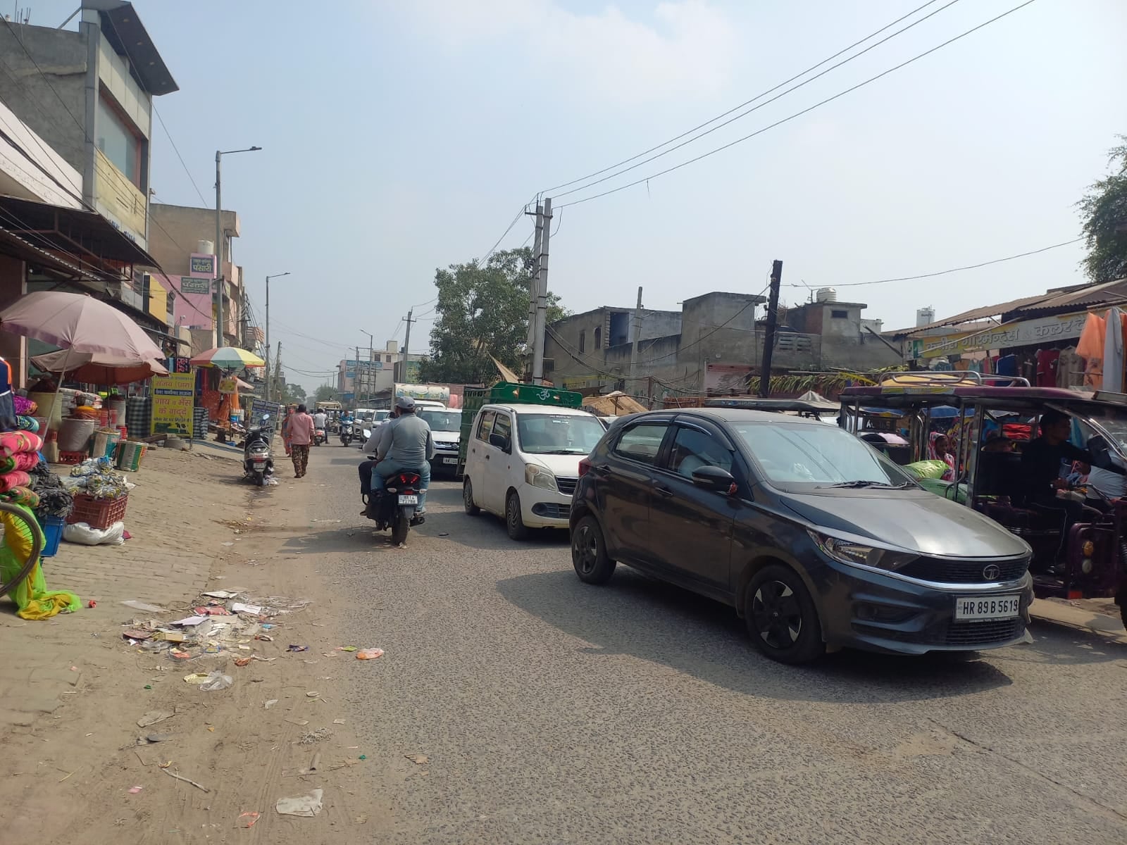 13jjrp14- शहर के राव तुलाराम चौक पर जाम में फंसे वाहन चालक। संवाद 13jjrp14- शहर के राव तुलाराम चौक पर जाम में फंसे वाहन चालक। संवाद