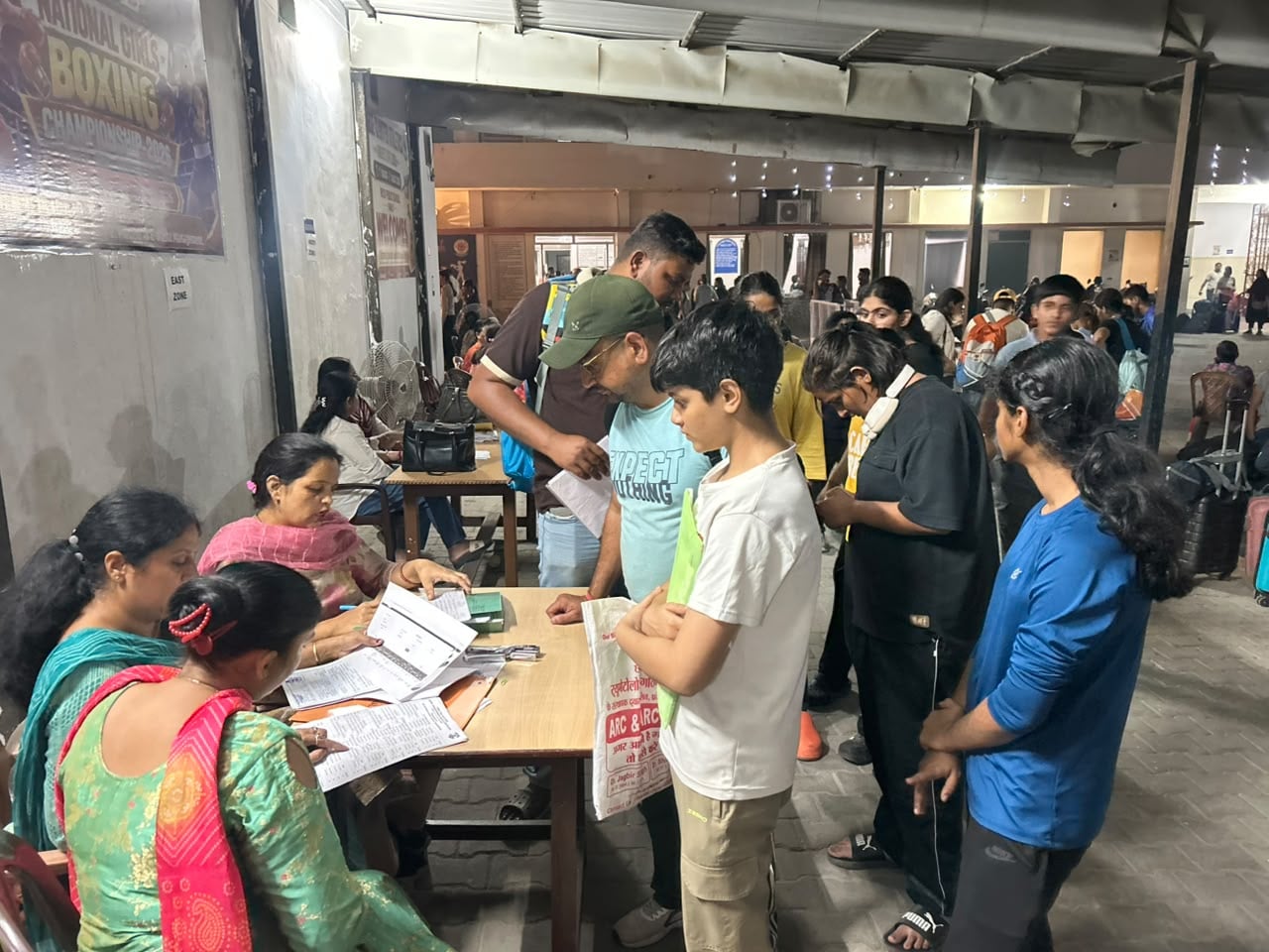 आरकेएसडी स्कूल में रजिस्ट्रेशन करवाते बॉक्सिंग चैंपियनशिप में भाग लेने वाले खिलाड़ी। कोच आरकेएसडी स्कूल में रजिस्ट्रेशन करवाते बॉक्सिंग चैंपियनशिप में भाग लेने वाले खिलाड़ी। कोच