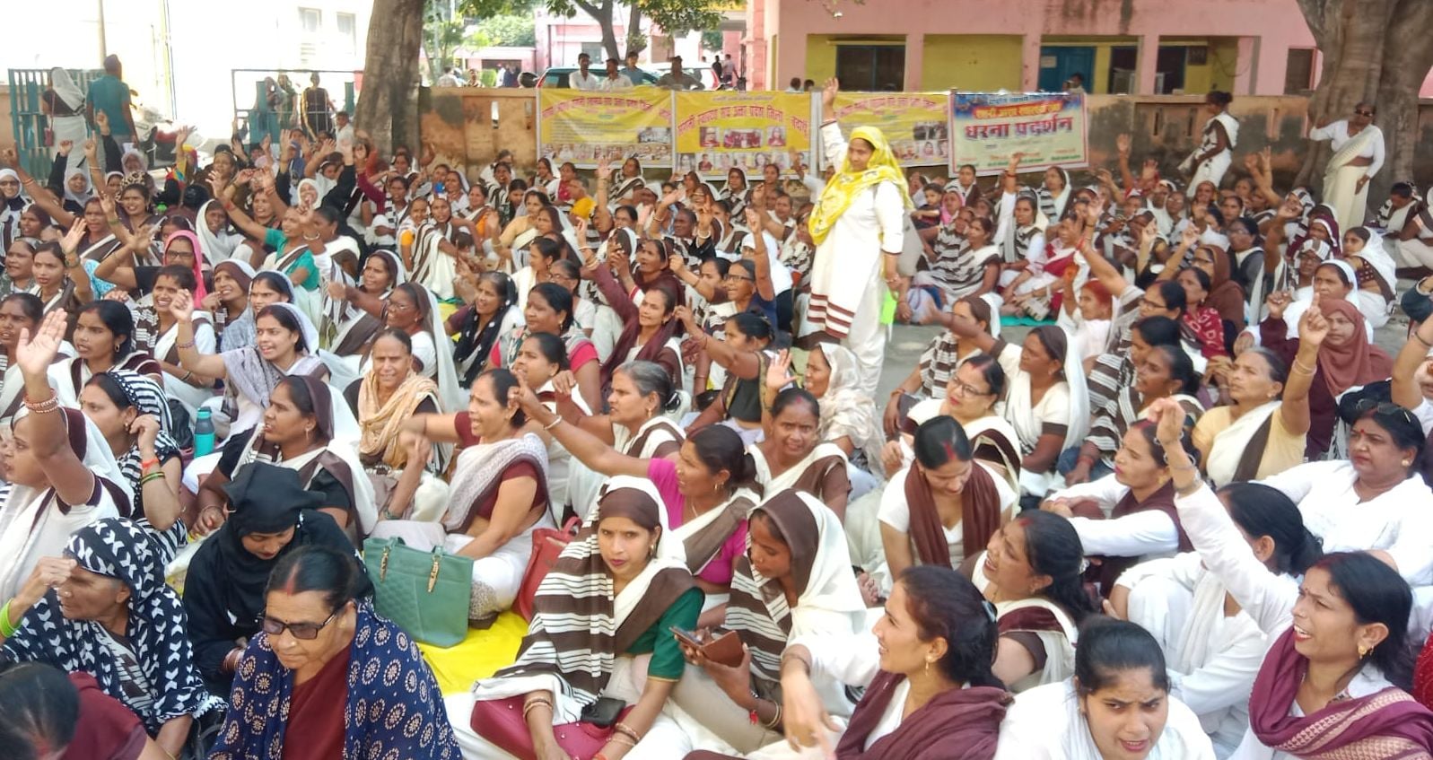 आसफपुर स्वास्थ्य केंद्र पर धरना पर बैठीं आशा-संगनियां। संवाद