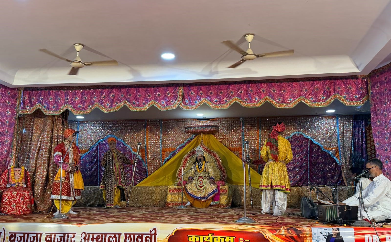 अंबाला छावनी के खुखरेन भवन में आयोजित रामलीला में मंचन करते कलाकार। सभा अंबाला छावनी के खुखरेन भवन में आयोजित रामलीला में मंचन करते कलाकार। सभा