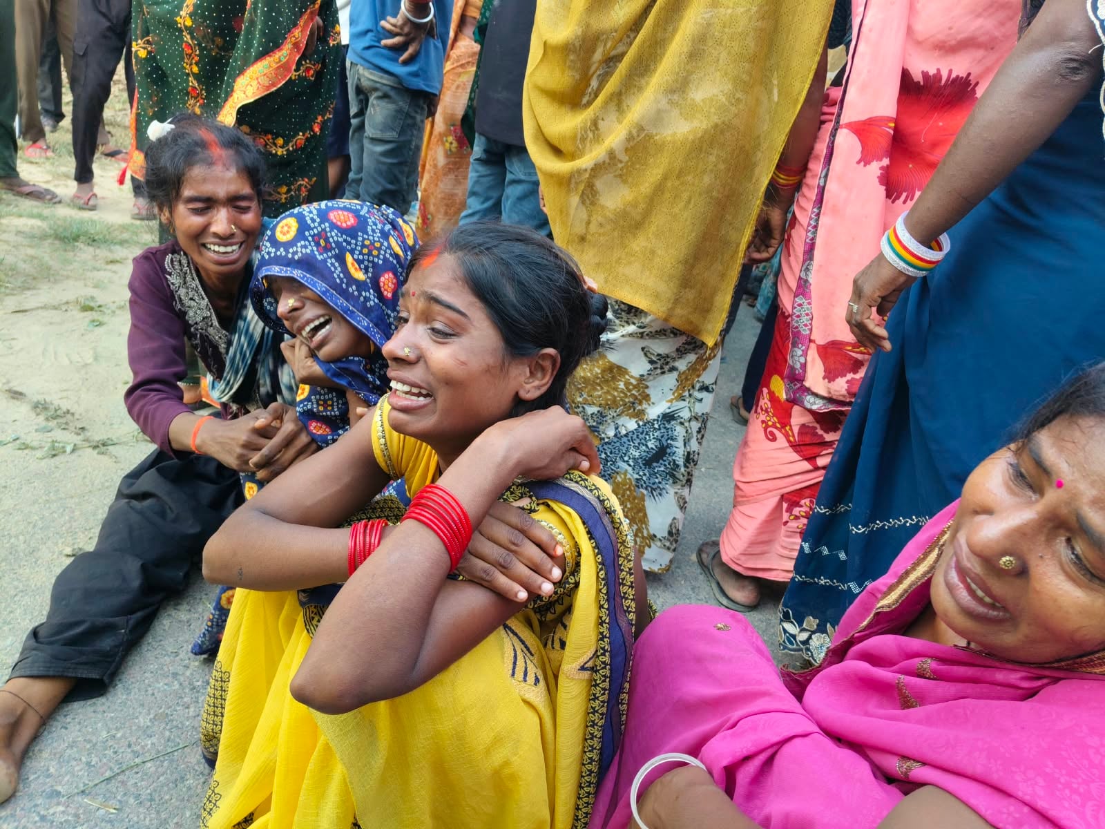 असरावल तिल्हापुर मार्ग पर सड़क जाम कर हंगामा करते पीड़ित परिजन। संवाद