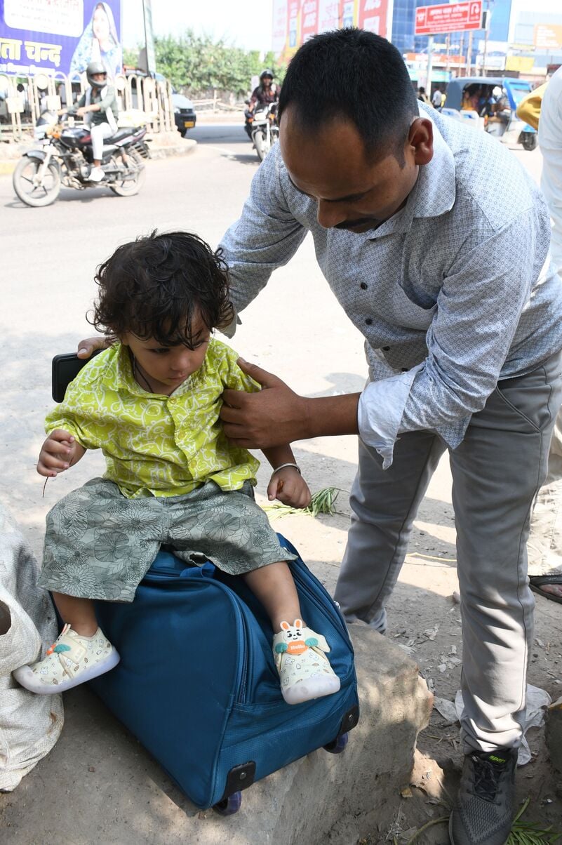 अवध बस अड्डे पर बसों का संचालन ठप रहने से यात्री परेशान हुए। अवध बस अड्डे पर बसों का संचालन ठप रहने से यात्री परेशान हुए।