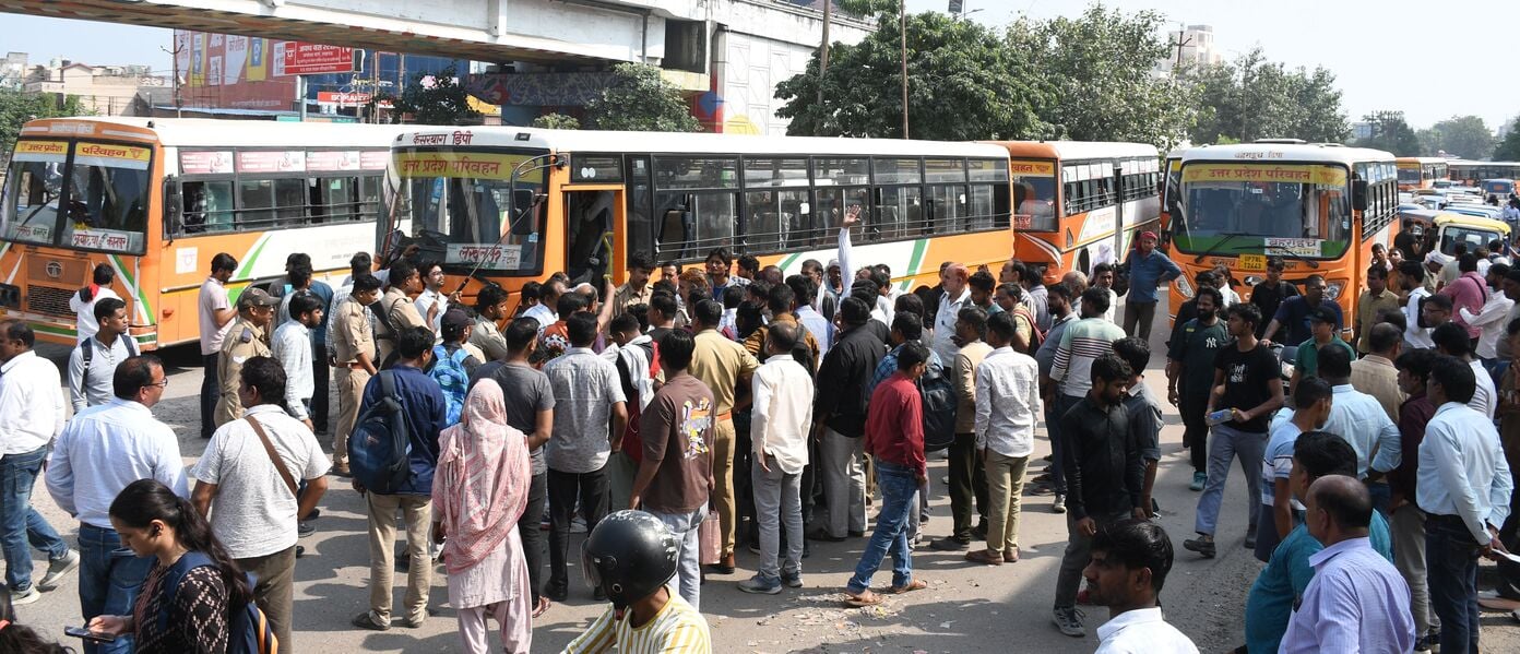 अवध बस अड्डे पर बसों का संचालन ठप रहने से यात्री परेशान हुए। अवध बस अड्डे पर बसों का संचालन ठप रहने से यात्री परेशान हुए।