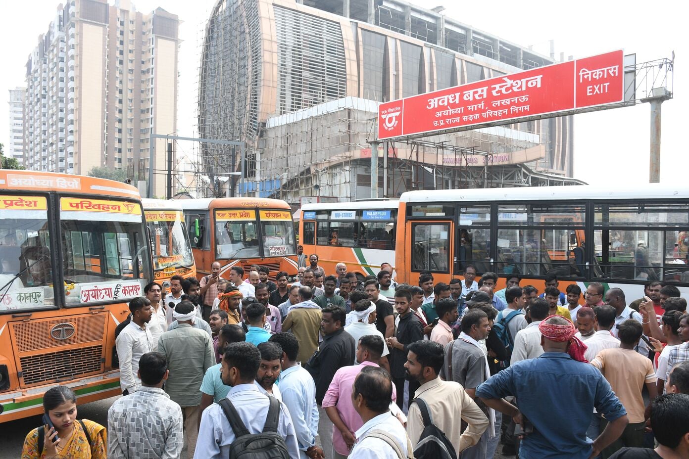 अवध बस अड्डे पर बसों का संचालन ठप रहने से यात्री परेशान हुए। अवध बस अड्डे पर बसों का संचालन ठप रहने से यात्री परेशान हुए।