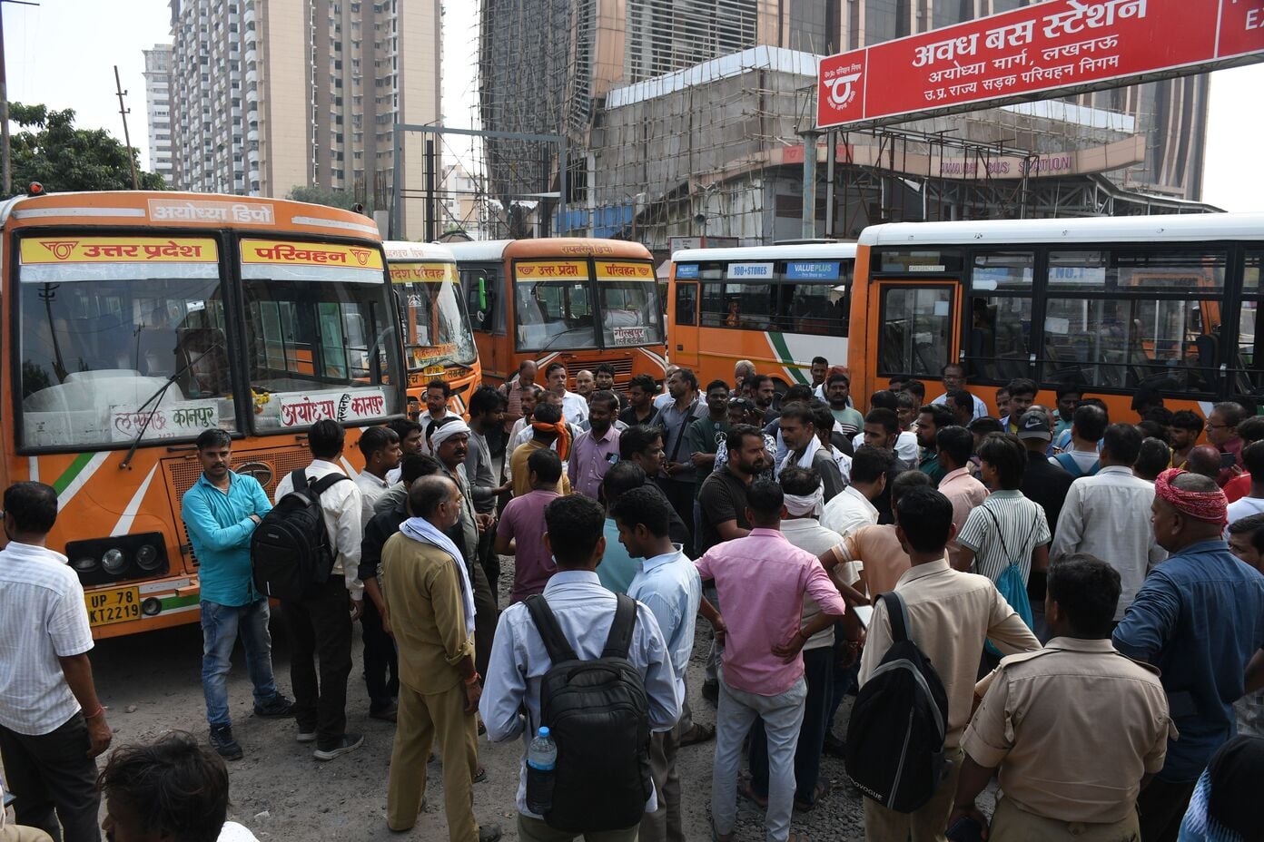अवध बस अड्डे पर बसों का संचालन ठप रहने से यात्री परेशान हुए। अवध बस अड्डे पर बसों का संचालन ठप रहने से यात्री परेशान हुए।