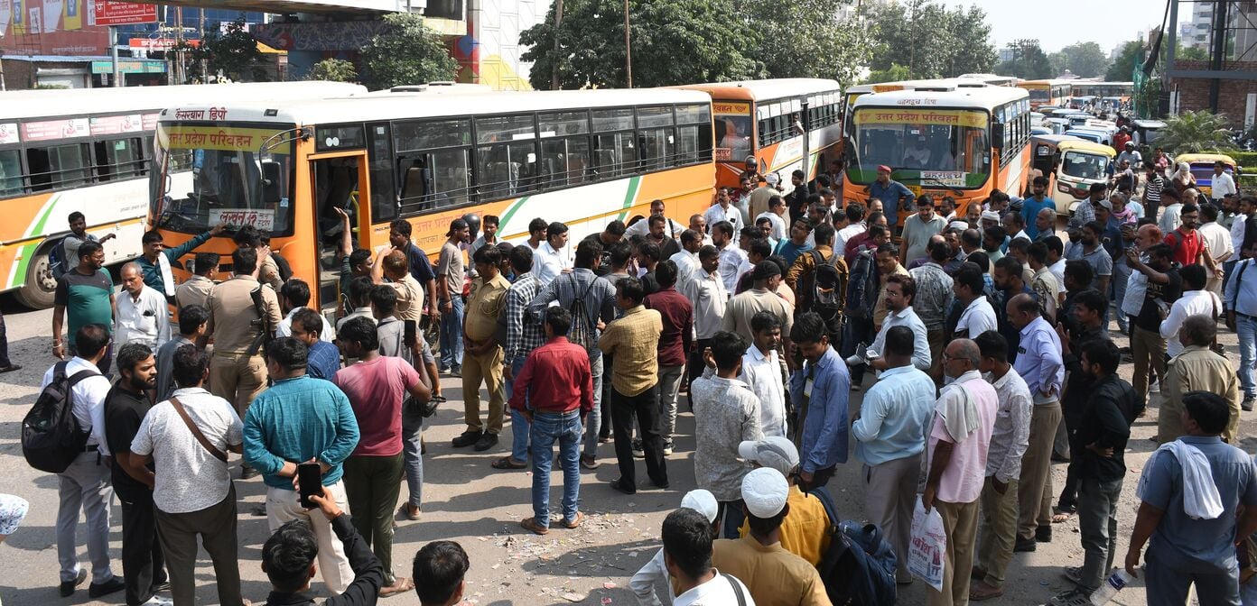 अवध बस अड्डे पर बसों का संचालन ठप रहने से यात्री परेशान हुए। अवध बस अड्डे पर बसों का संचालन ठप रहने से यात्री परेशान हुए।