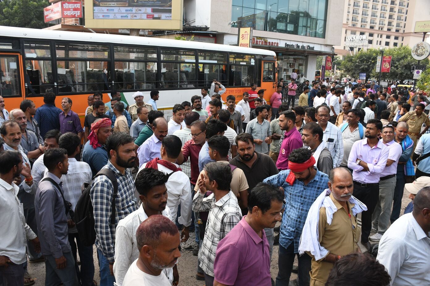 अवध बस अड्डे पर बसों का संचालन ठप रहने से यात्री परेशान हुए। अवध बस अड्डे पर बसों का संचालन ठप रहने से यात्री परेशान हुए।