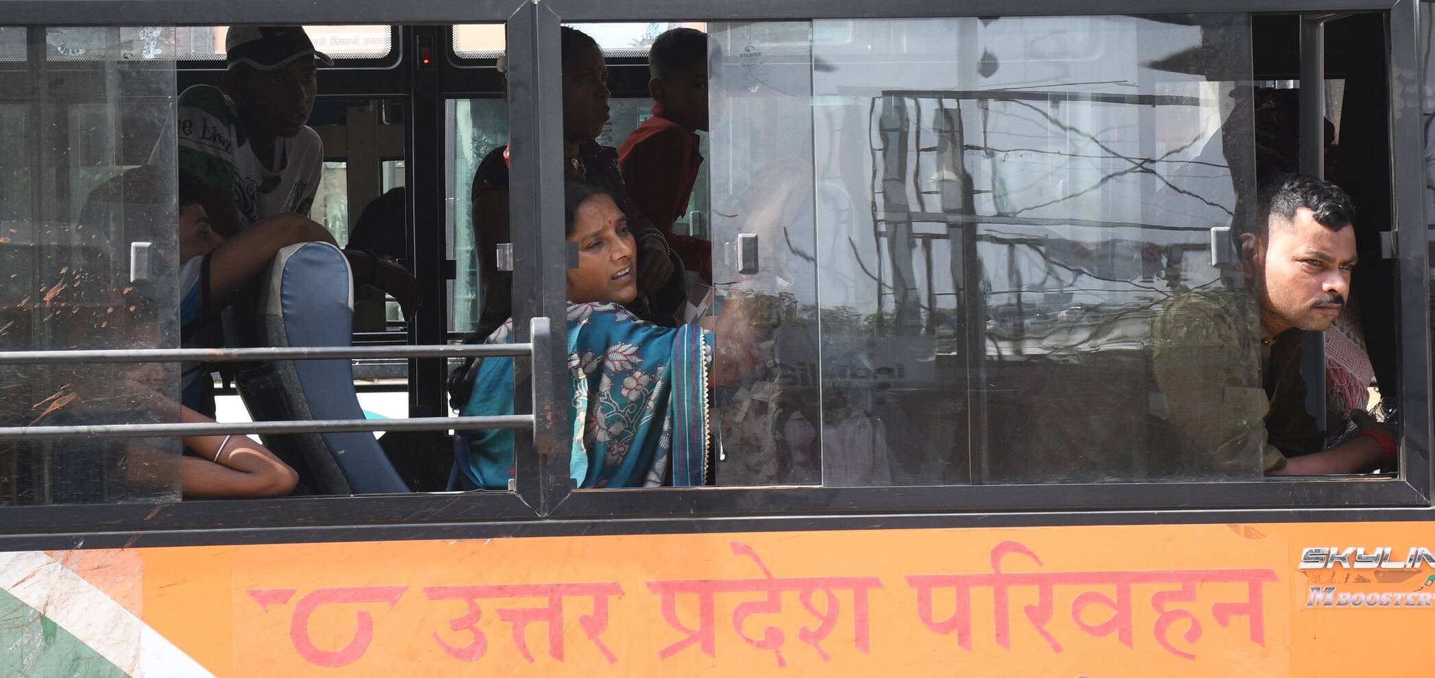 अवध बस अड्डे पर बसों का संचालन ठप रहने से यात्री परेशान हुए। अवध बस अड्डे पर बसों का संचालन ठप रहने से यात्री परेशान हुए।