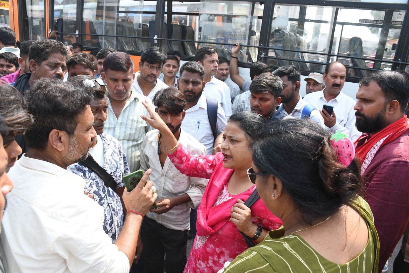 अवध बस अड्डे पर बसों का संचालन ठप रहने से यात्री परेशान हुए। अवध बस अड्डे पर बसों का संचालन ठप रहने से यात्री परेशान हुए।