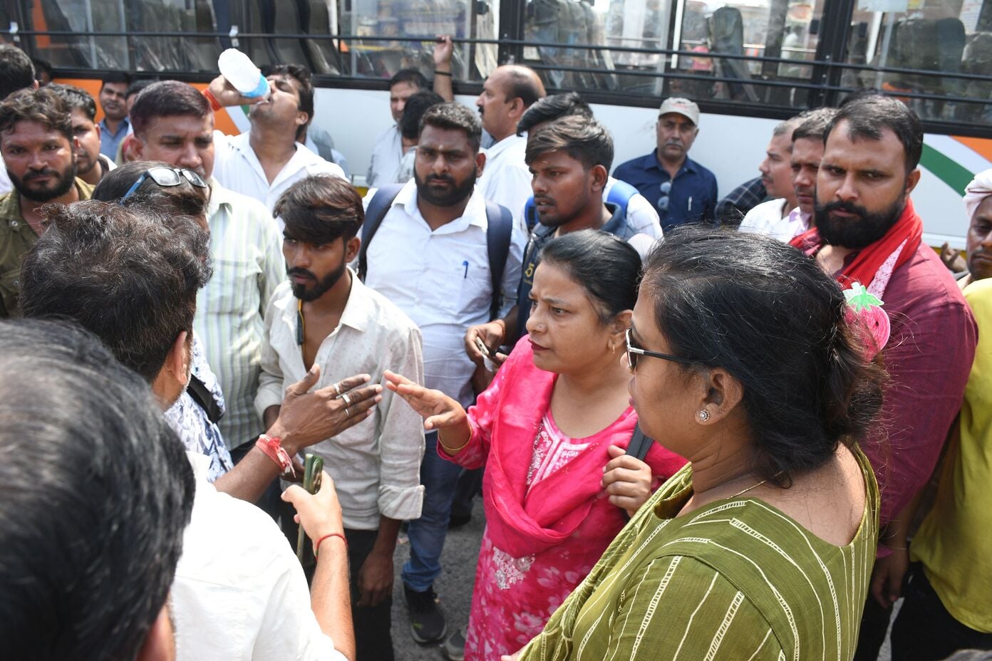 अवध बस अड्डे पर बसों का संचालन ठप रहने से यात्री परेशान हुए। अवध बस अड्डे पर बसों का संचालन ठप रहने से यात्री परेशान हुए।