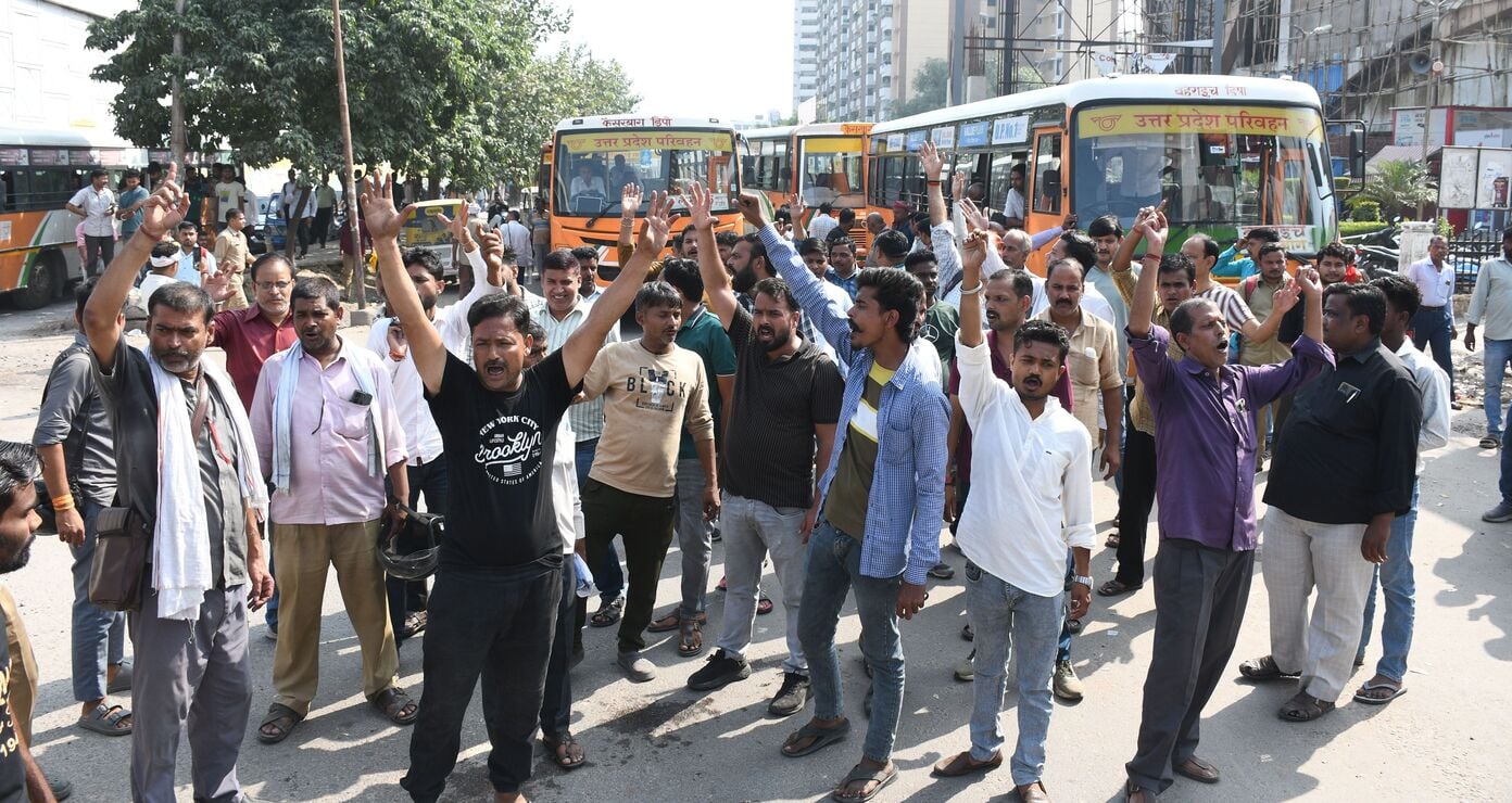 अवध बस अड्डे पर बसों का संचालन ठप रहने से यात्री परेशान हुए। अवध बस अड्डे पर बसों का संचालन ठप रहने से यात्री परेशान हुए।