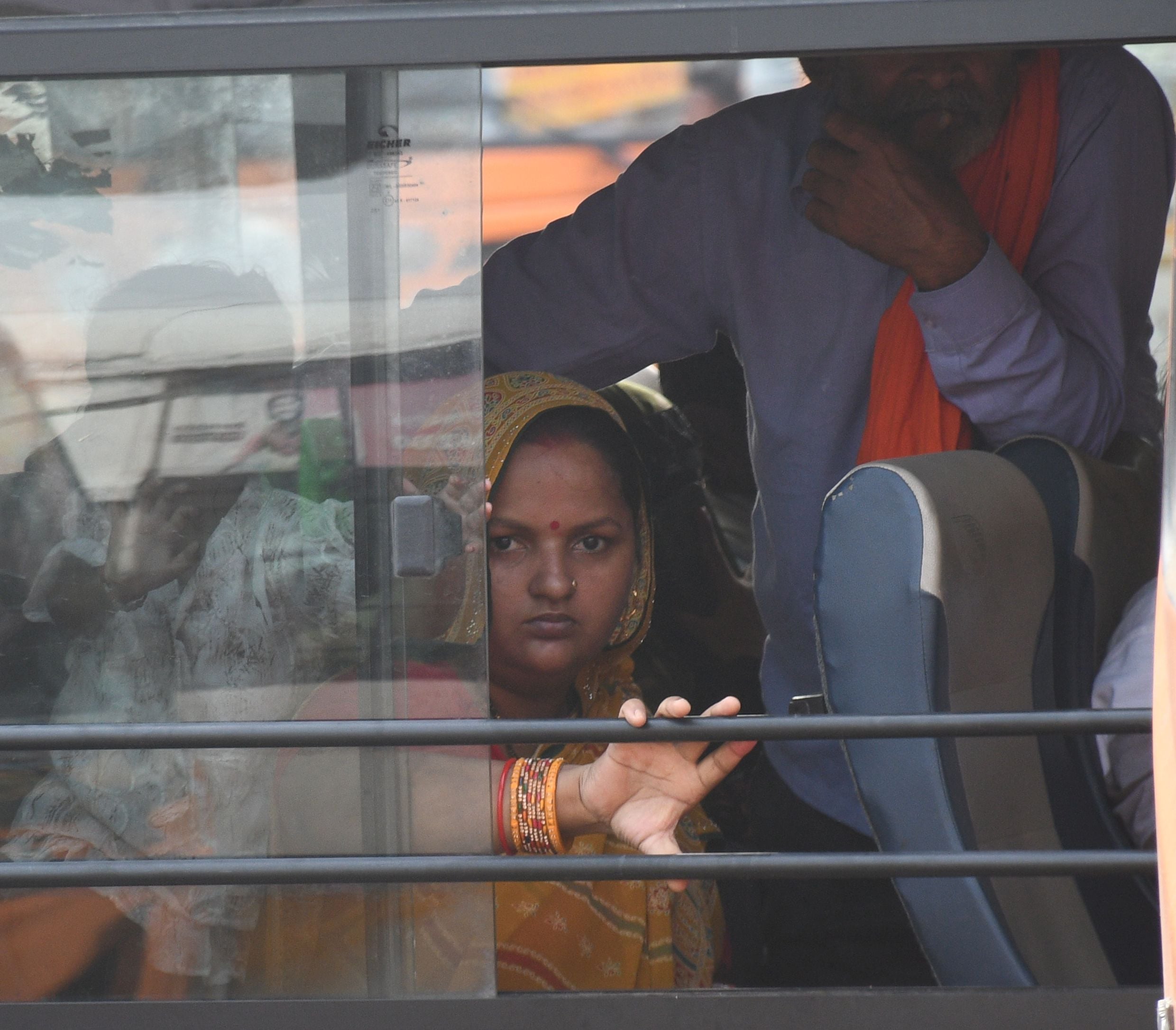 अवध बस अड्डे पर बसों का संचालन ठप रहने से यात्री परेशान हुए। अवध बस अड्डे पर बसों का संचालन ठप रहने से यात्री परेशान हुए।