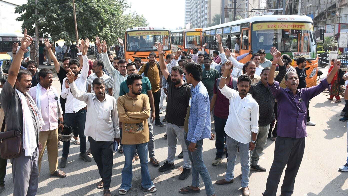 अवध बस अड्डे पर बसों का संचालन ठप रहने से यात्री परेशान हुए। अवध बस अड्डे पर बसों का संचालन ठप रहने से यात्री परेशान हुए।