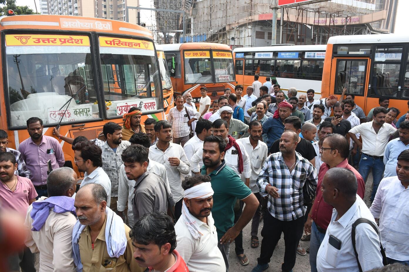 अवध बस अड्डे पर बसों का संचालन ठप रहने से यात्री परेशान हुए। अवध बस अड्डे पर बसों का संचालन ठप रहने से यात्री परेशान हुए।